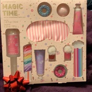 HERE WE GO!! TRY THIS KIT WITH, MOM, SISTER.....